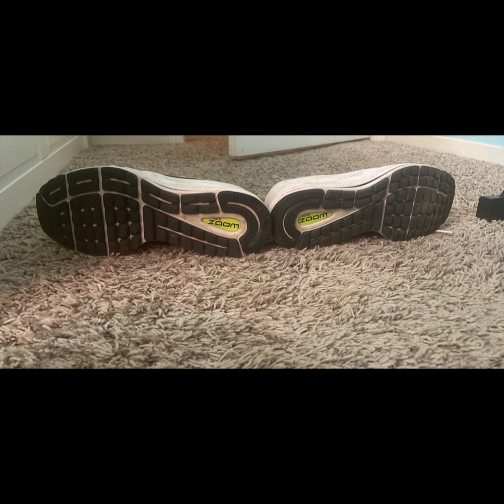 Nike tennis shoes-lightly worn